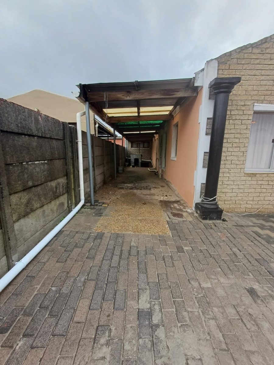 5 Bedroom Property for Sale in Electric City Western Cape